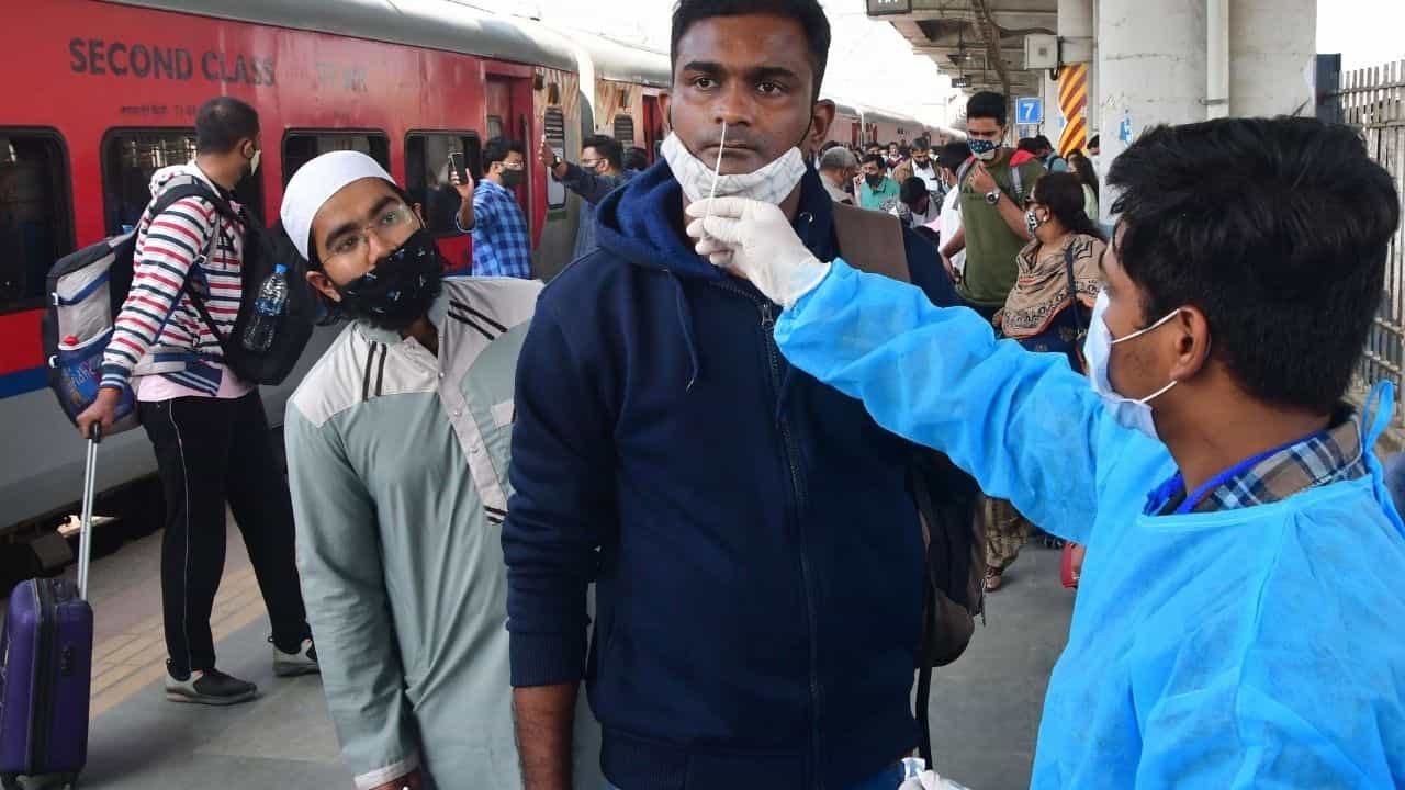 Mumbai COVID-19 Cases: চারদিন নিম্নমুখী সংক্রমণের পরই ফের এক ধাক্কায় ৪০ শতাংশ বৃদ্ধি! এবার কোন পথে হাঁটবে বাণিজ্যনগরী? Mumbai COVID-19 Cases: চারদিন নিম্নমুখী সংক্রমণের পরই ফের এক ধাক্কায় ৪০ শতাংশ বৃদ্ধি! এবার কোন পথে হাঁটবে বাণিজ্যনগরী?