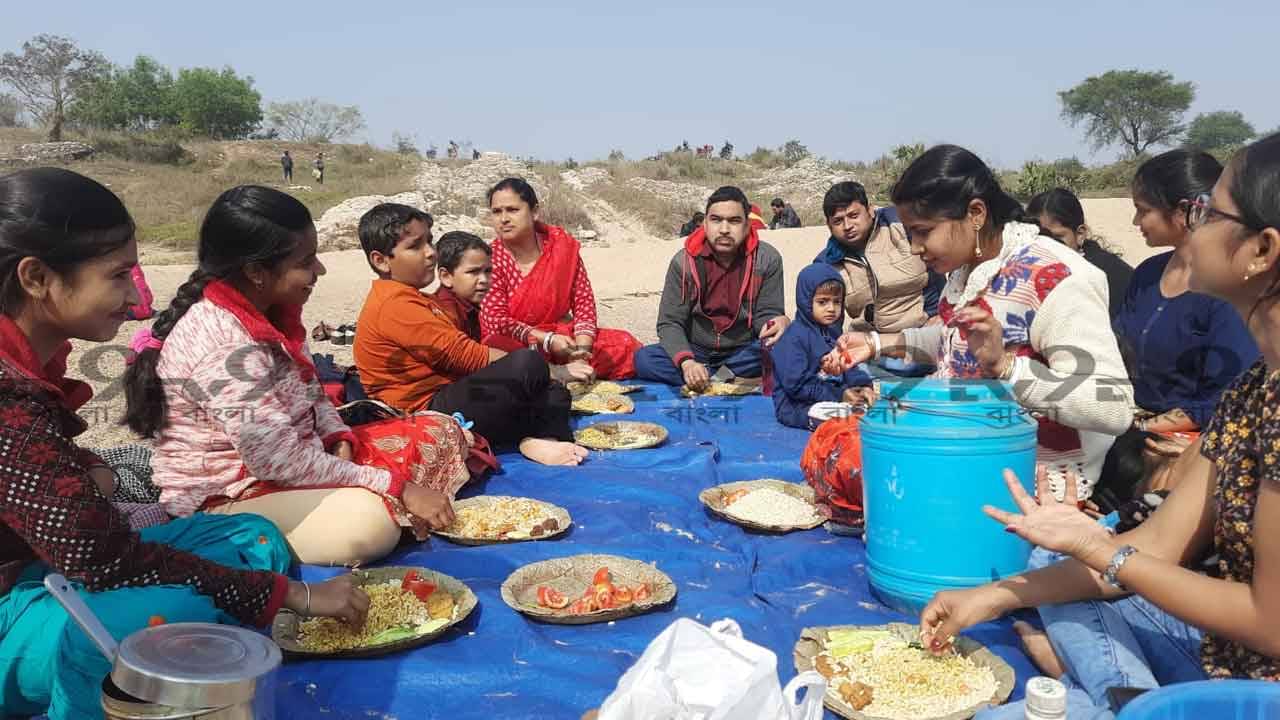 Muri Mela: ধামা ভরা মুড়ির সঙ্গে চপ-বেগুনি-জিলিপি-মিঠাই! ফি বছর দ্বারকেশ্বরের চরে বসে মুড়ি মেলা