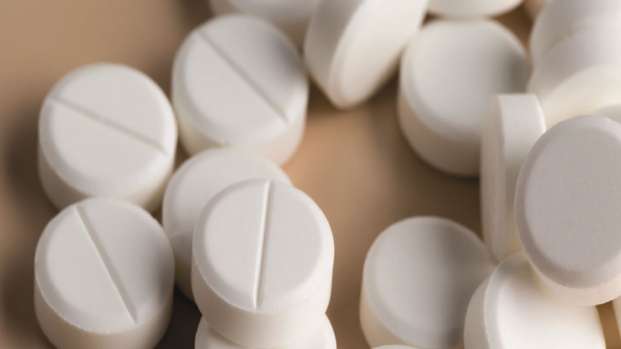 paracetamol: প্যারাসিটামল খেলে চুমুক নয় অ্যালকোহলে! পড়তে পারেন জটিল সমস্যায়