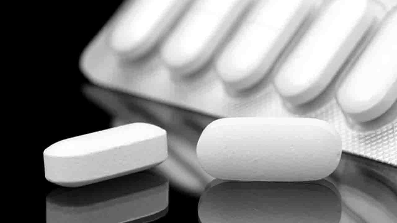 Paracetamol: করোনা বাড়তেই বাজার থেকে 'উধাও' প্যারাসিটামল, জোগানের অভাবে বিপাকে ক্রেতারা