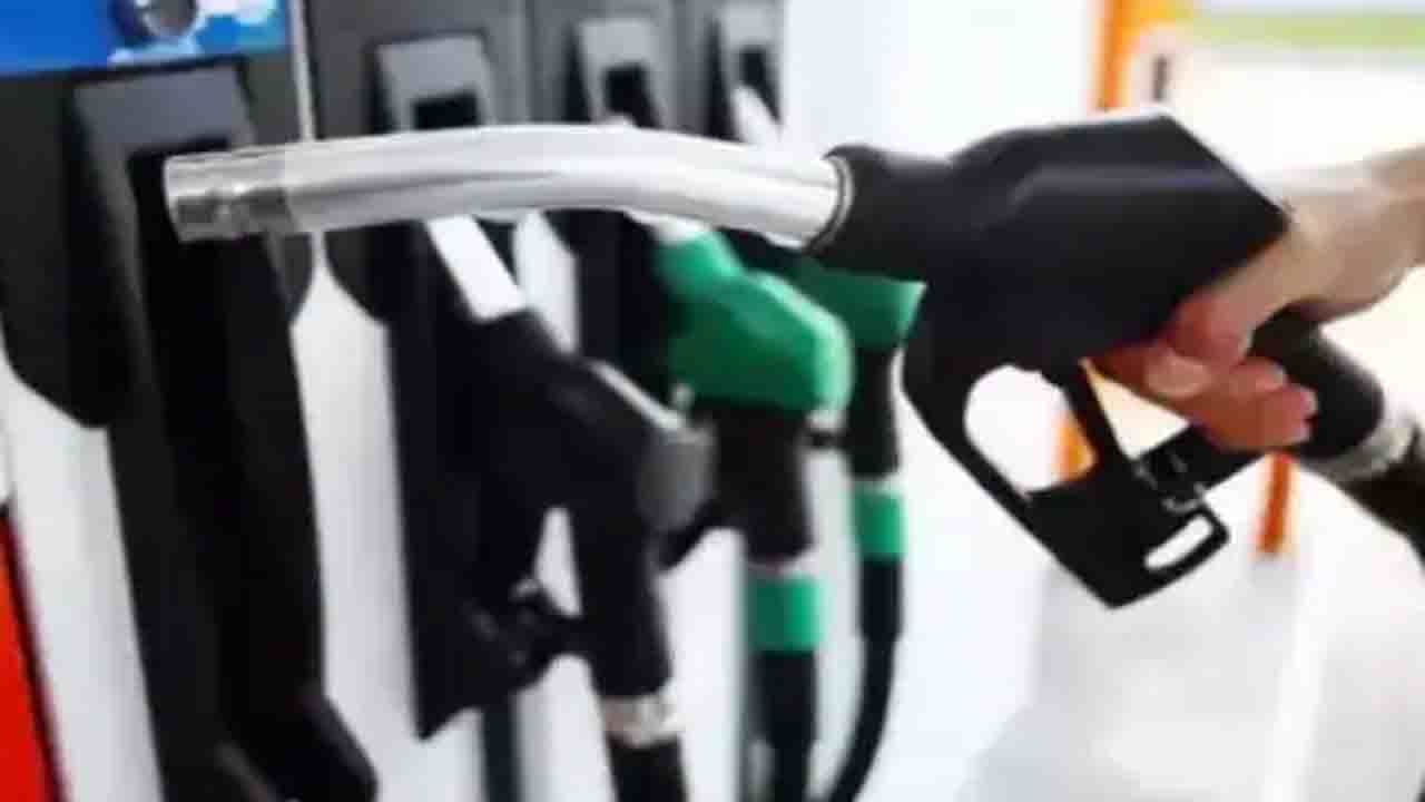 Petrol Price Today: মহানগরগুলিতে অপরিবর্তিত জ্বালানি তেল, এই শহরগুলিতে সামান্য কমল দাম Petrol Price Today: মহানগরগুলিতে অপরিবর্তিত জ্বালানি তেল, এই শহরগুলিতে সামান্য কমল দাম