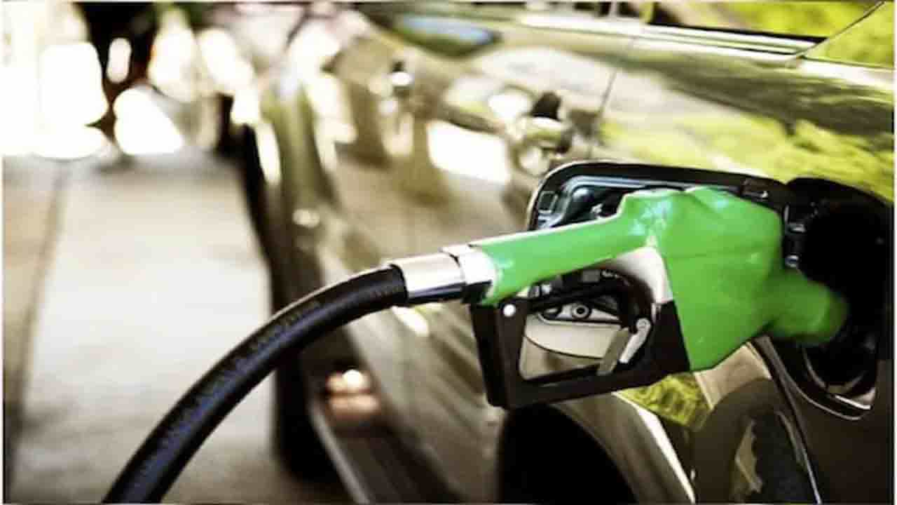 Petrol-Diesel Price Today: পেট্রোল ১১৫, সেঞ্চুরি ছুঁইছুঁই ডিজেল! ১৬ দিনে ১০ টাকা দাম বাড়তেই উধাও বাস-ট্যাক্সি Petrol-Diesel Price Today: পেট্রোল ১১৫, সেঞ্চুরি ছুঁইছুঁই ডিজেল! ১৬ দিনে ১০ টাকা দাম বাড়তেই উধাও বাস-ট্যাক্সি