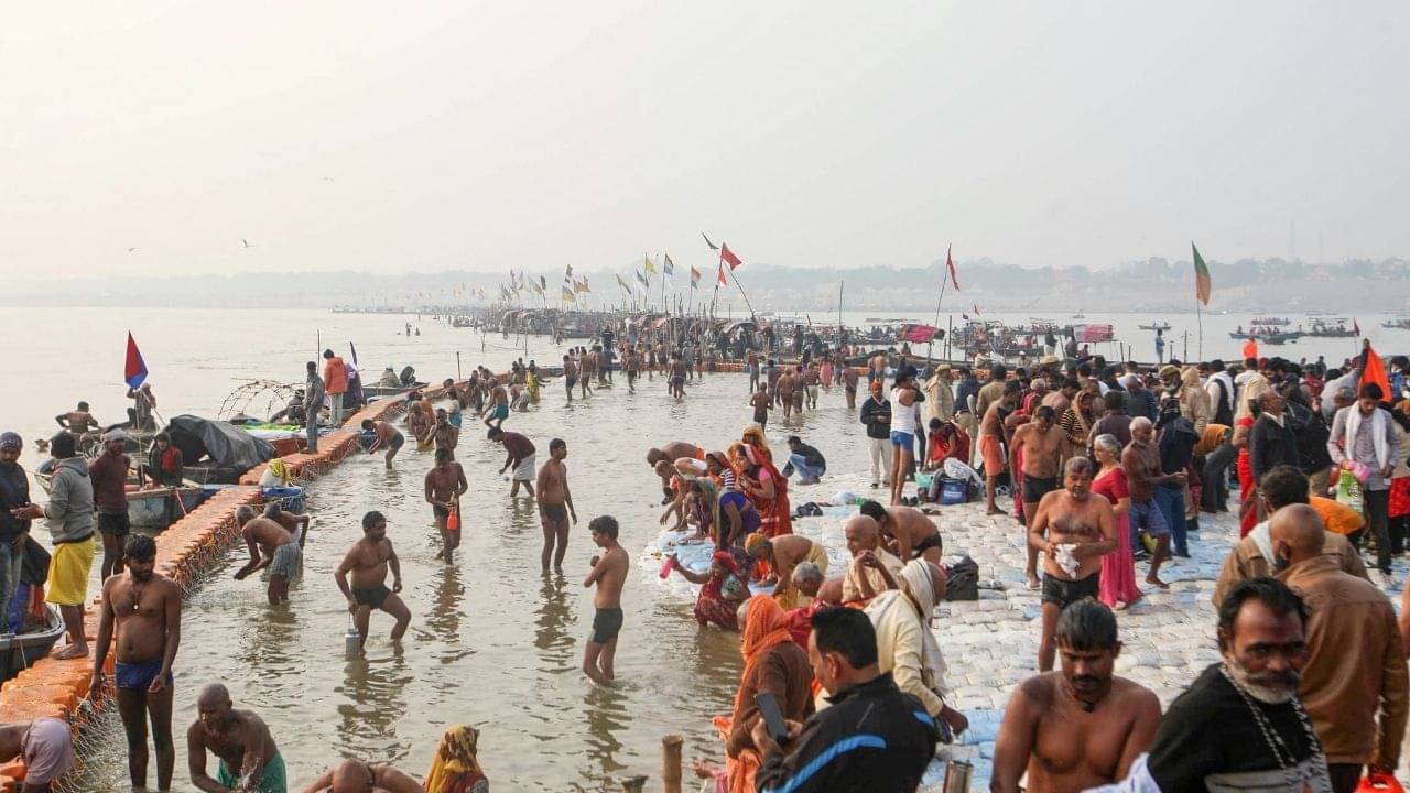 COVID Norms Violation in UP: পুণ্যের ঠেলায় চিড়ে চ্যাপ্টা করোনা! বিধিনিষেধকে বুড়ো আঙুল দেখিয়েই উপচে পড়া ভিড় প্রয়াগরাজে