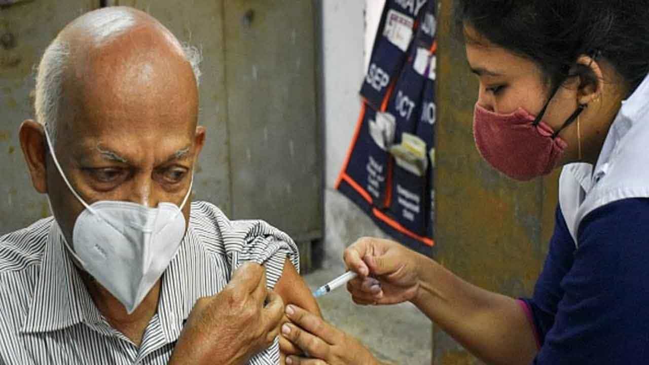 COVID-19: সোমবার থেকে শুরু কোভিড টিকার প্রিকশন ডোজ়! কীভাবে পাবেন শহরবাসী, বিজ্ঞপ্তি জারি কলকাতা পুরসভার COVID-19: সোমবার থেকে শুরু কোভিড টিকার প্রিকশন ডোজ়! কীভাবে পাবেন শহরবাসী, বিজ্ঞপ্তি জারি কলকাতা পুরসভার