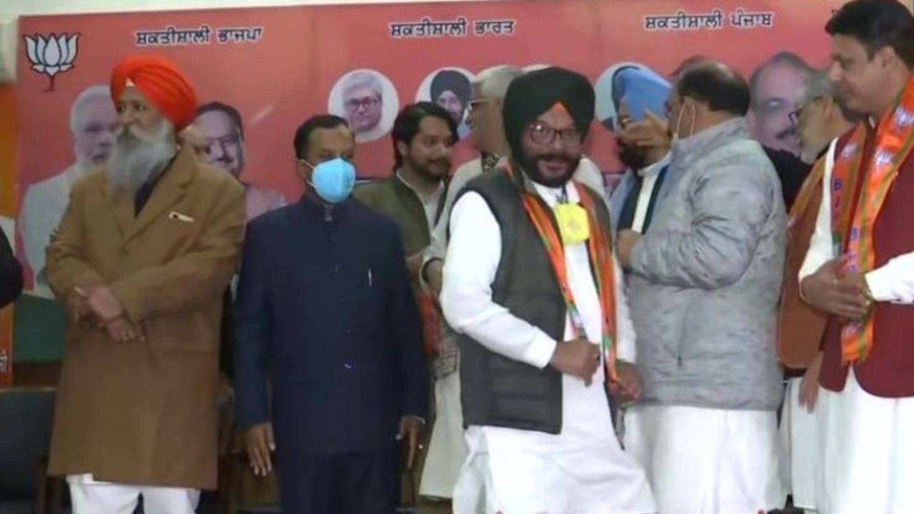 Punjab CMs Brother Joins BJP: নির্বাচনের আগেই বড় ধাক্কা কংগ্রেসে, বিজেপিতে যোগ দিলেন খোদ মুখ্যমন্ত্রীর ভাই!