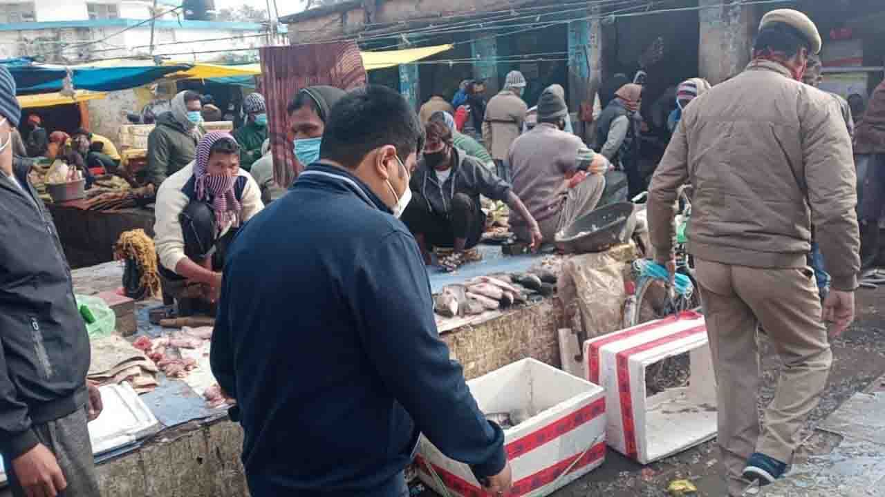 DM visited market in COVID19 situation: যেদিকেই চোখ যায়, কেবল কালো-কালো মাথা! ভিড় বাজারে আচমকাই হানা দিলেন জেলাশাসক