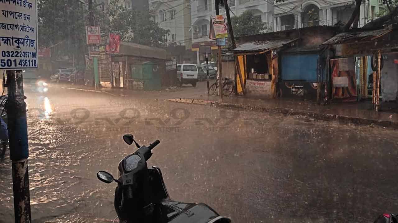 Weather Update:  আগামী ২ ঘণ্টার মধ্যে ৩ জেলায় ঝাঁপিয়ে বৃষ্টি, সতর্ক করলেন আবহাওয়াবিদরা