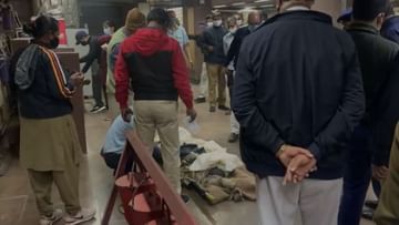 Suicide in Metro: চুপচাপ দাঁড়িয়েছিলেন, মেট্রো আসতে দেখেই ঝাঁপ দিলেন লাইনে! ব্যাহত মেট্রো পরিষেবা