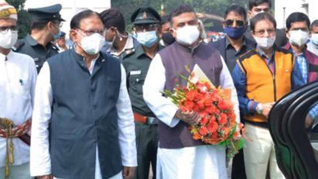 Suvendu Adhikari: বিধানসভায় শুভেন্দুকে দেখে বিমানের জিজ্ঞাসা, শিশিরবাবু কেমন আছেন