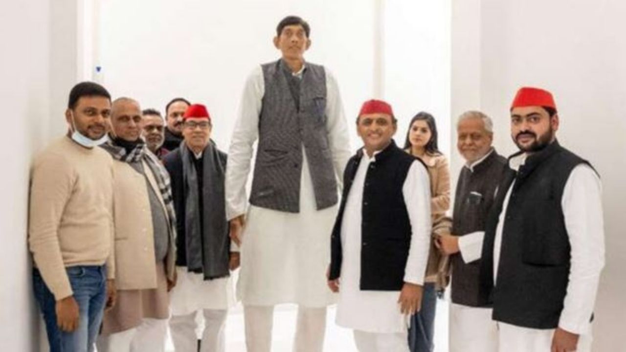 India's Tallest Man Joins Samajwadi Party: উচ্চতায় হার মানিয়েছেন গোটা দেশকে! এবার সপাকেও সাফল্যের শিখরে নিয়ে যাওয়াই স্বপ্ন ধর্মেন্দ্রের