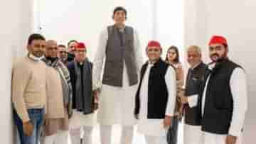 Indias Tallest Man Joins Samajwadi Party: উচ্চতায় হার মানিয়েছেন গোটা দেশকে! এবার সপাকেও সাফল্যের শিখরে নিয়ে যাওয়াই স্বপ্ন ধর্মেন্দ্রের