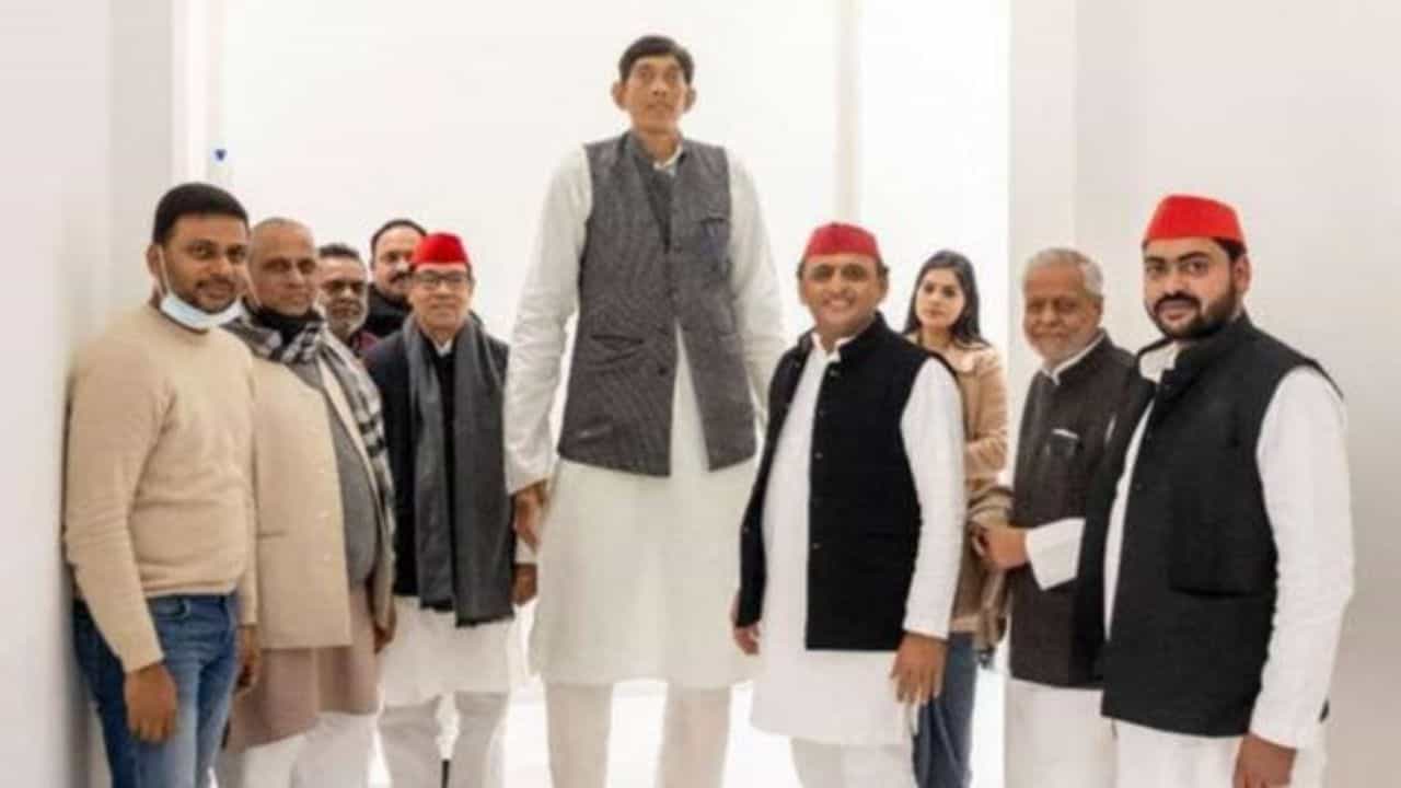 India's Tallest Man Joins Samajwadi Party: উচ্চতায় হার মানিয়েছেন গোটা দেশকে! এবার সপাকেও সাফল্যের শিখরে নিয়ে যাওয়াই স্বপ্ন ধর্মেন্দ্রের India's Tallest Man Joins Samajwadi Party: উচ্চতায় হার মানিয়েছেন গোটা দেশকে! এবার সপাকেও সাফল্যের শিখরে নিয়ে যাওয়াই স্বপ্ন ধর্মেন্দ্রের