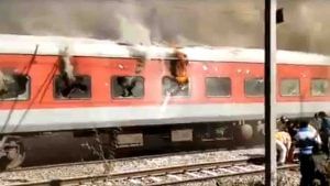 Fire in train: পুরীগামী ট্রেনে আগুন, যাত্রীদের মধ্যে ছড়াল আতঙ্ক