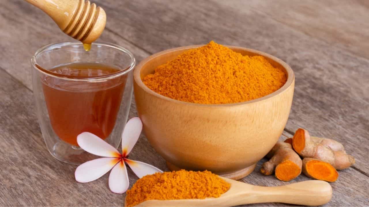 Turmeric Face Pack: ব্রণর সঙ্গে দূর হবে ডার্ক সার্কেলের সমস্যাও! ব্যবহার করুন হলুদের তৈরি ফেসপ্যাক