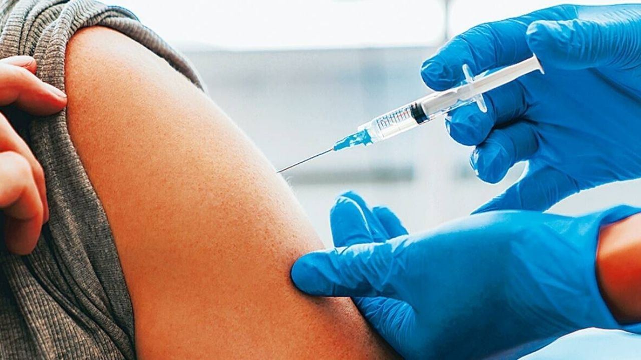 COVID-19 Vaccine Approval: আর জরুরিভিত্তিতে প্রয়োগ নয়, কোভিশিল্ড-কোভ্যাক্সিন নিয়ে বড় সিদ্ধান্ত নিতে পারে কেন্দ্র