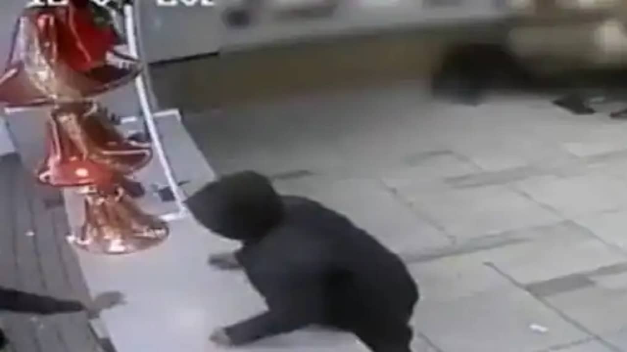 Viral Video: খাবার পেতে দেরি, তাই রাগে বার্গার কিং এর কর্মীর উপর হামলা দুজনের! ভিডিয়ো দেখে চোখ কপালে নেটিজেনদের