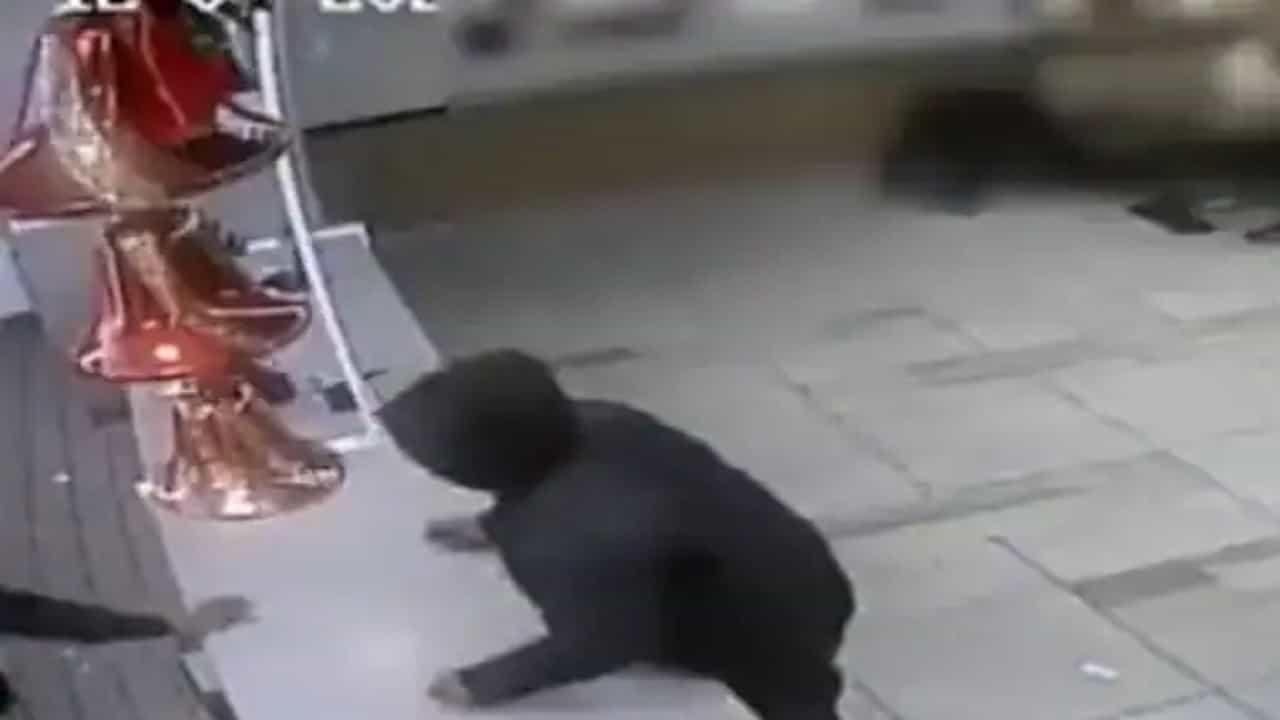 Viral Video: খাবার পেতে দেরি, তাই রাগে বার্গার কিং এর কর্মীর উপর হামলা দুজনের! ভিডিয়ো দেখে চোখ কপালে নেটিজেনদের Viral Video: খাবার পেতে দেরি, তাই রাগে বার্গার কিং এর কর্মীর উপর হামলা দুজনের! ভিডিয়ো দেখে চোখ কপালে নেটিজেনদের