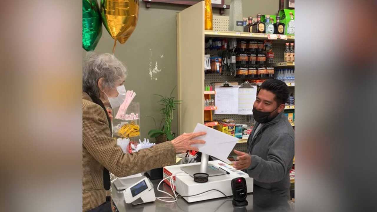 Viral Video: লটারিতে জেতা টাকা টিকিট বিক্রি করা যুবকের সঙ্গে ভাগ করে নিলেন বৃদ্ধা! দেখুন ভিডিয়ো