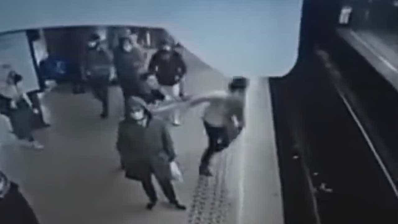 Viral Video: ট্রেনের সামনে মহিলা যাত্রীকে ধাক্কা মেরে ঠেলে ফেললেন যুবক! দেখুন শিউরে ওঠার মতো ভাইরাল ভিডিয়ো Viral Video: ট্রেনের সামনে মহিলা যাত্রীকে ধাক্কা মেরে ঠেলে ফেললেন যুবক! দেখুন শিউরে ওঠার মতো ভাইরাল ভিডিয়ো
