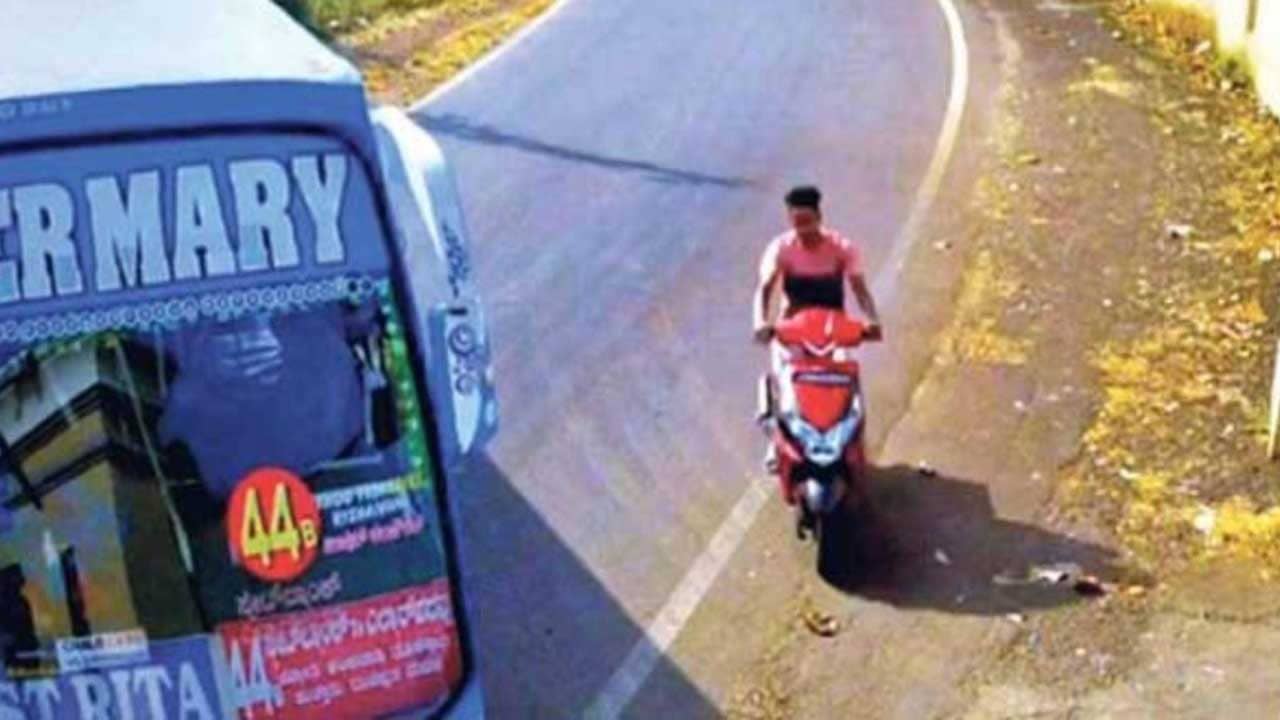 Viral Video: মাঝরাস্তায় বাসের ইউ-টার্ন, কোনওক্রমে সংঘর্ষ এড়ালেন স্কুটার চালক, ভাইরাল ভিডিয়ো দেখে শিউরে উঠছেন নেটিজ়েনরা