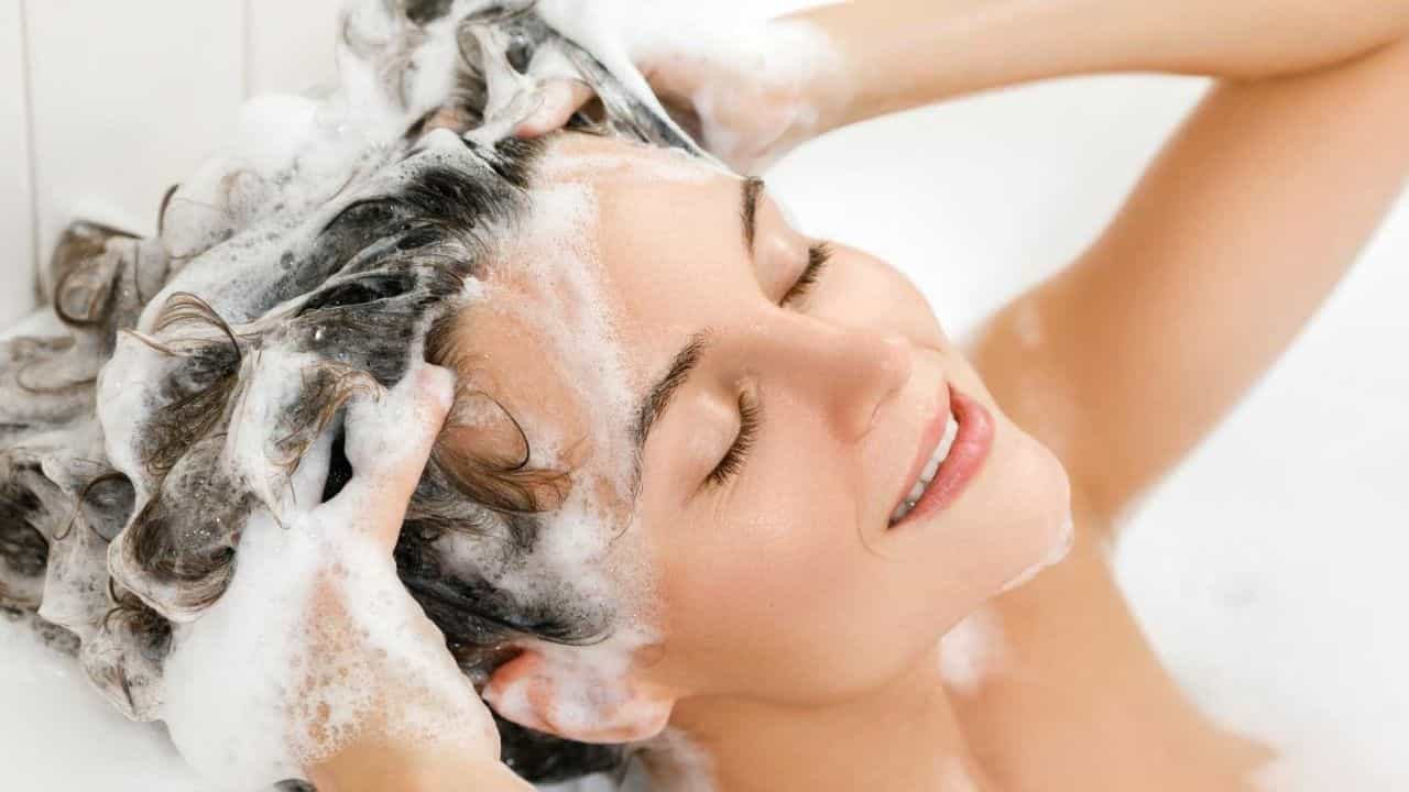 Wet Hair Mistakes: ভেজা চুলে আয়রন করছেন! স্নানের পর চুল দেখভাল করতে যে যে ভুলগুলি এড়িয়ে যাবেন, জানুন Wet Hair Mistakes: ভেজা চুলে আয়রন করছেন! স্নানের পর চুল দেখভাল করতে যে যে ভুলগুলি এড়িয়ে যাবেন, জানুন