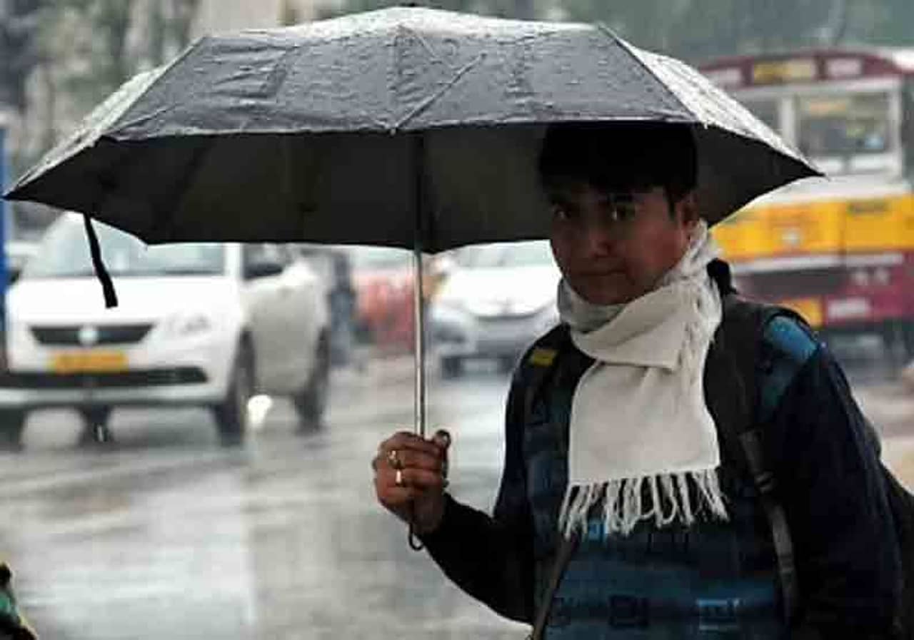 Weather Update: ঝঞ্ঝা-কাঁটায় সঙ্গী ছাতা, শীতেও বরফবৃষ্টির সম্ভাবনা...কী বলছে হাওয়া অফিস?