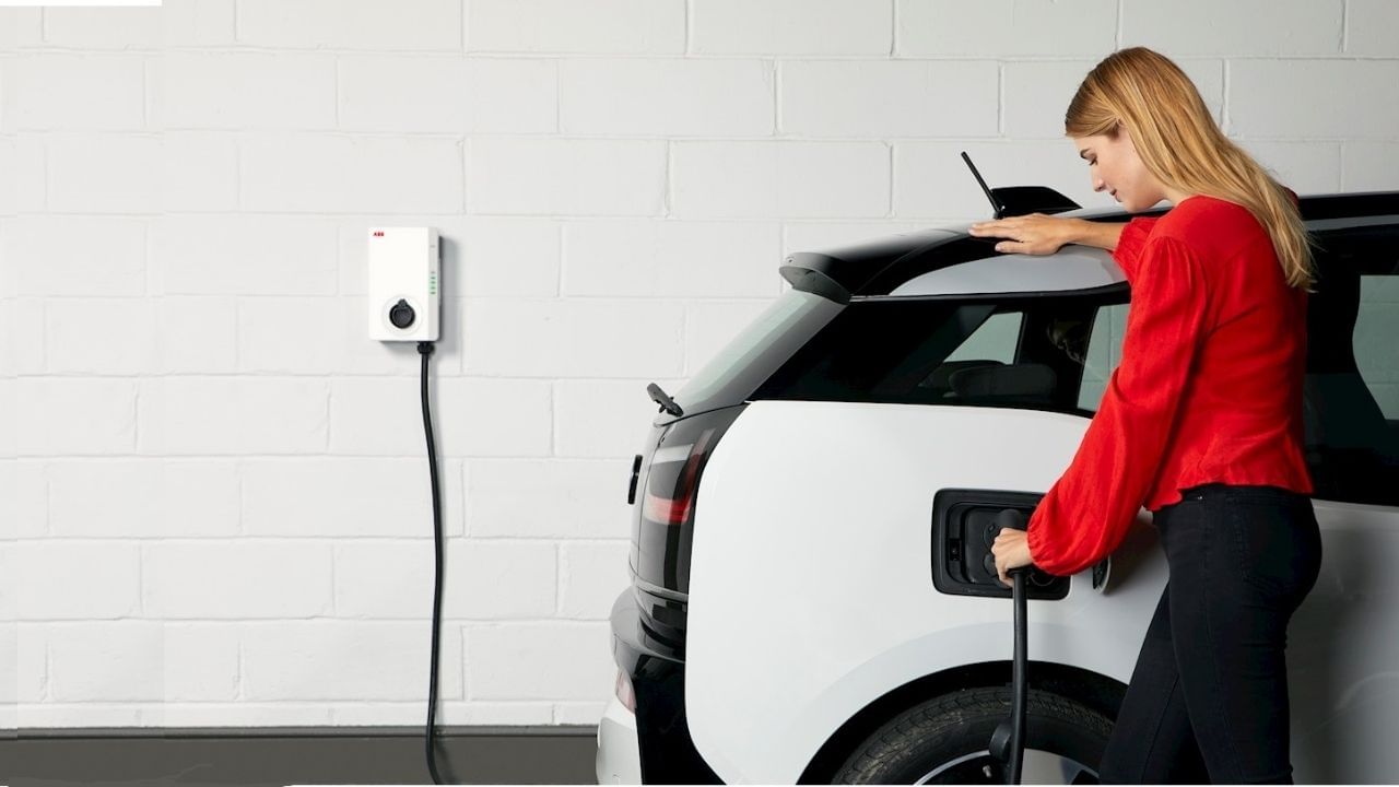 EV Charging at Home: বৈদ্যুতিক গাড়িকে চার্জ দেওয়ার জন্য আপনার বাড়িকে কীভাবে তৈরি করবেন? EV Charging at Home: বৈদ্যুতিক গাড়িকে চার্জ দেওয়ার জন্য আপনার বাড়িকে কীভাবে তৈরি করবেন?
