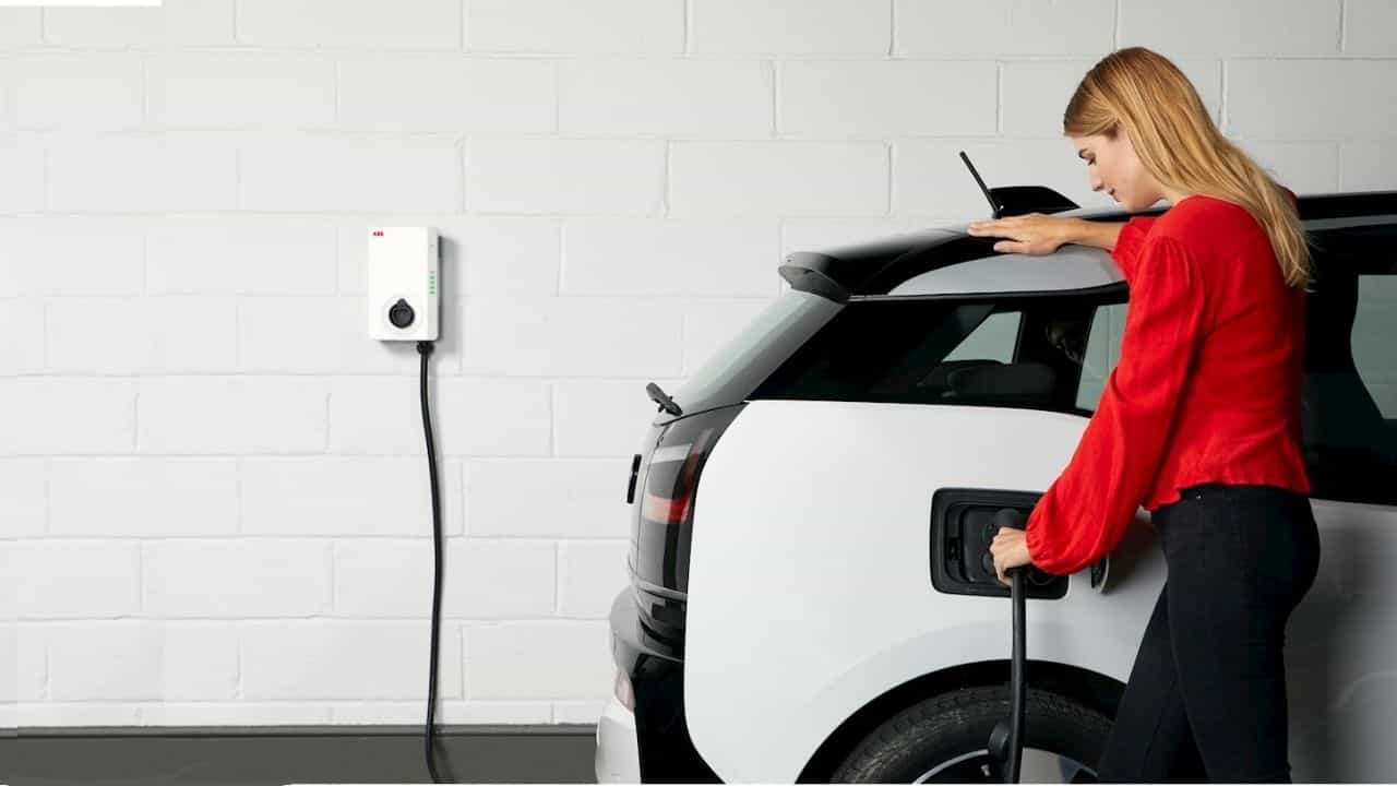 EV Charging at Home: বৈদ্যুতিক গাড়িকে চার্জ দেওয়ার জন্য আপনার বাড়িকে কীভাবে তৈরি করবেন? EV Charging at Home: বৈদ্যুতিক গাড়িকে চার্জ দেওয়ার জন্য আপনার বাড়িকে কীভাবে তৈরি করবেন?