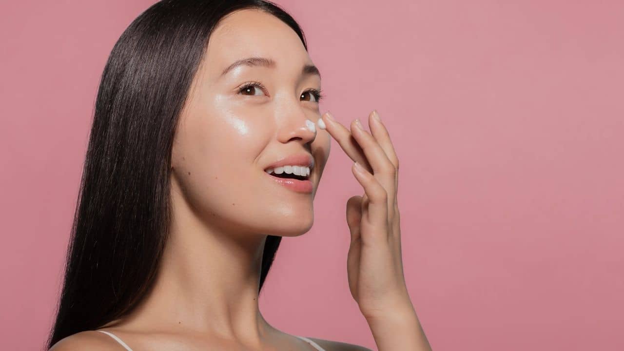 Skin Care Oils: বাড়িতে এই দুধরনের তেল বানিয়ে নিলেই আপনার ত্বক হবে চকচকে আর দাগহীন...