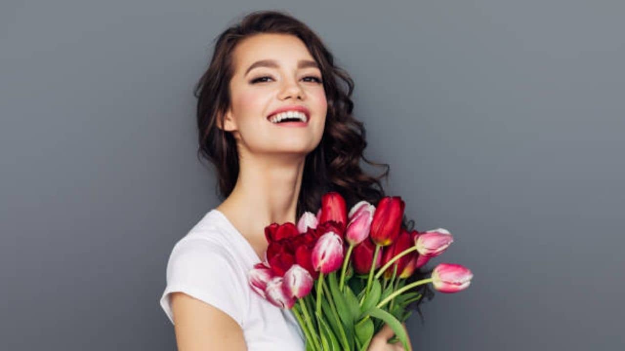 Minimal Makeup Look: সামনেই অফিস পার্টি? অল্প মেকআপেই মেতে উঠুন বসন্তে