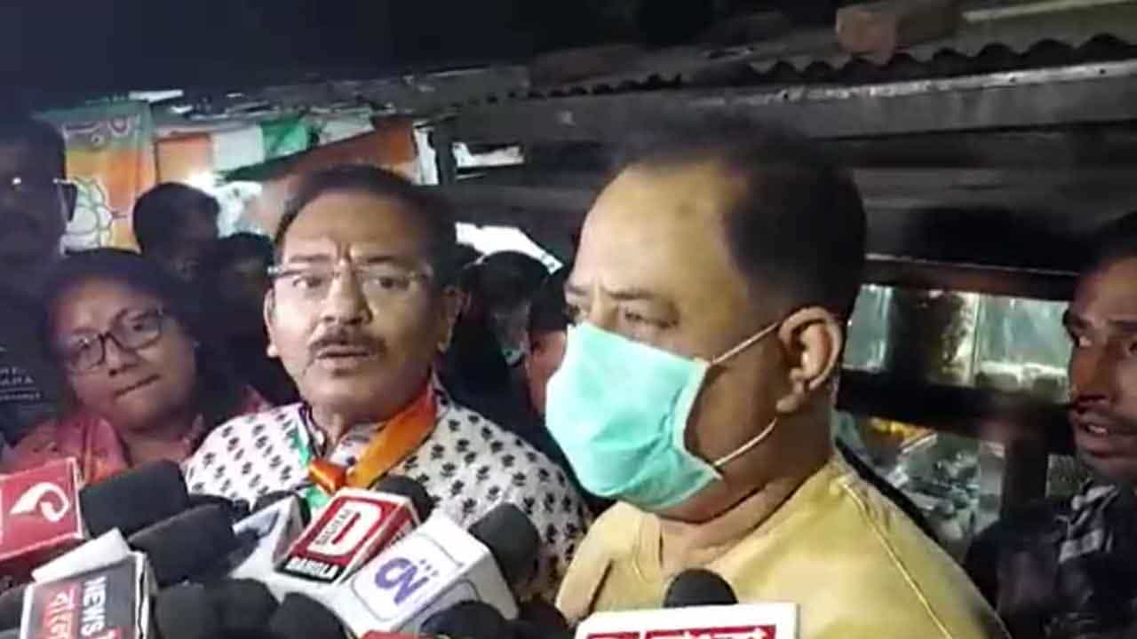 Jalpaiguri Municipality: নির্দল প্রার্থী হতে হাইকোর্টে গিয়েছিলেন তৃণমূল নেতা! ভাঙল মান, বললেন 'দলেই আছি' Jalpaiguri Municipality: নির্দল প্রার্থী হতে হাইকোর্টে গিয়েছিলেন তৃণমূল নেতা! ভাঙল মান, বললেন 'দলেই আছি'