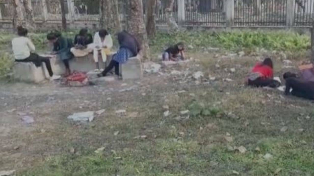Alipurduar University: দুর্বল ইন্টারনেট পরিষেবা, কলেজের মাঠে নোংরা-আবর্জনার মধ্যেই বসে পরীক্ষা দিল পড়ুুয়ারা