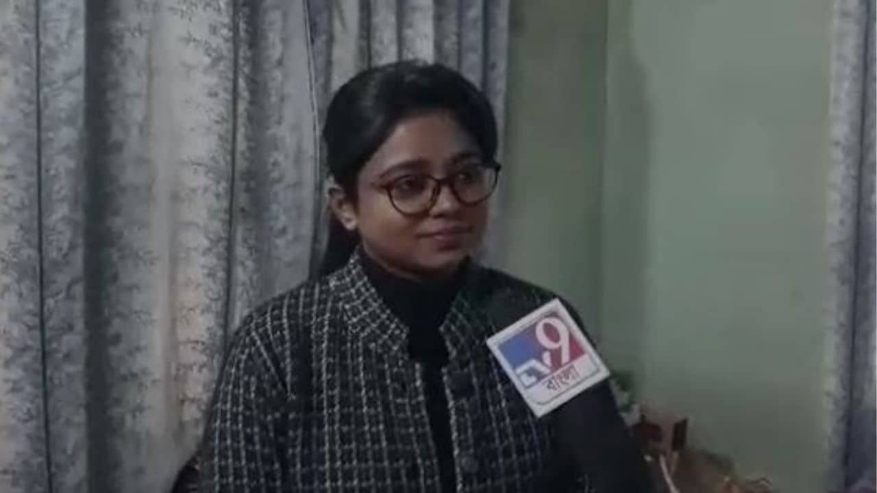 WBCSC: সব প্রতিবন্ধকতাকে ফুঁ দিয়ে উড়িয়ে অফিসার হওয়ার পথে আলিপুরদুয়ারের মেয়ে