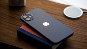 iPhone 12 Price Drop: অবিশ্বাস্য কম দামে পাওয়া যাচ্ছে আইফোন ১২! কোথায়-কীভাবে পাবেন? দেখে নিন