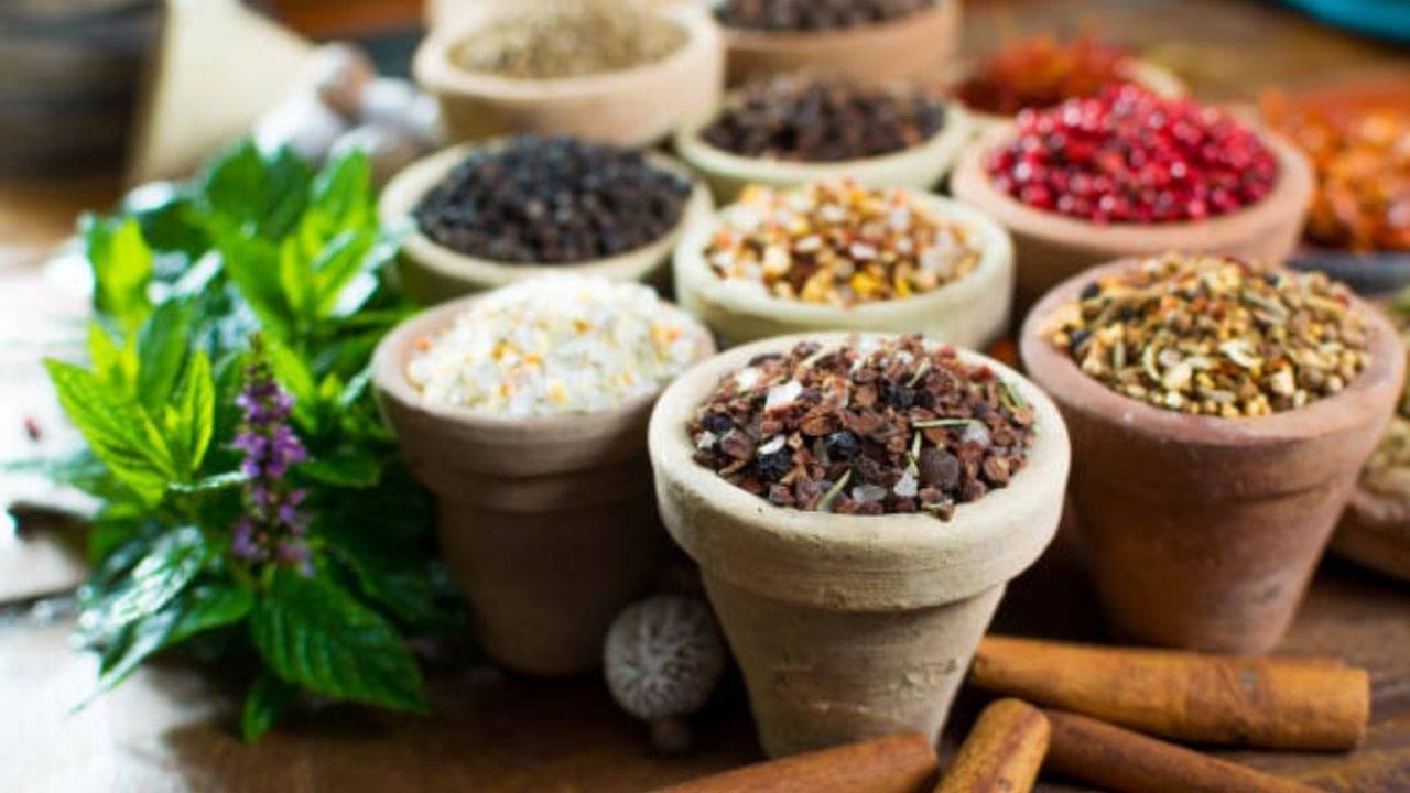 High Cholesterol: বেড়ে যাওয়া কোলেস্টেরলের মাত্রা নিয়ে চিন্তিত? ভরসা রাখুন আয়ুর্বেদে