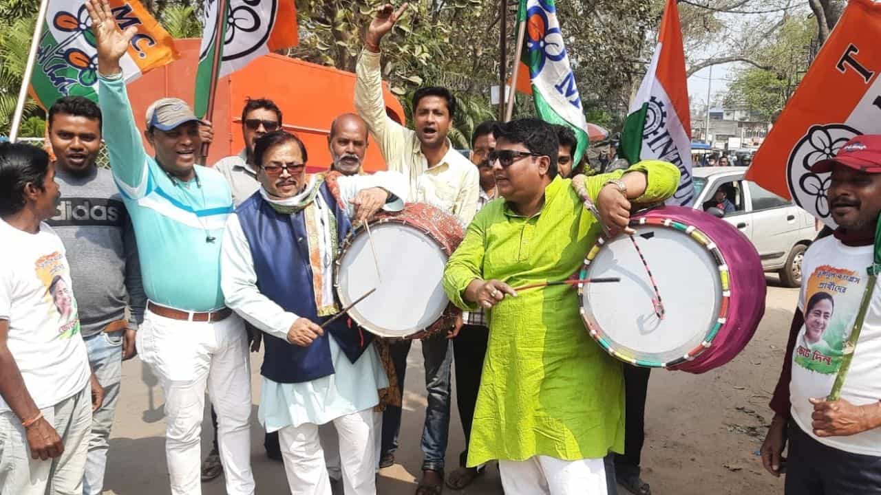 Municipal Election 2022: ভোটে চড়াম ঢাক বাজানোর দাবি তৃণমূলের, পাল্টা খোল-কীর্তনের দাওয়াই বিজেপি নেতৃত্বের Municipal Election 2022: ভোটে চড়াম ঢাক বাজানোর দাবি তৃণমূলের, পাল্টা খোল-কীর্তনের দাওয়াই বিজেপি নেতৃত্বের