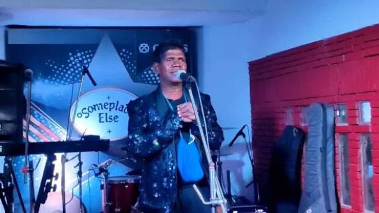 Viral Video: কলকাতার পাঁচতারা হোটেলে 'কাঁচা বাদাম' গাইলেন ভুবন বাদ্যকর, কী বলছেন নেটিজ়েনরা? Viral Video: কলকাতার পাঁচতারা হোটেলে 'কাঁচা বাদাম' গাইলেন ভুবন বাদ্যকর, কী বলছেন নেটিজ়েনরা?
