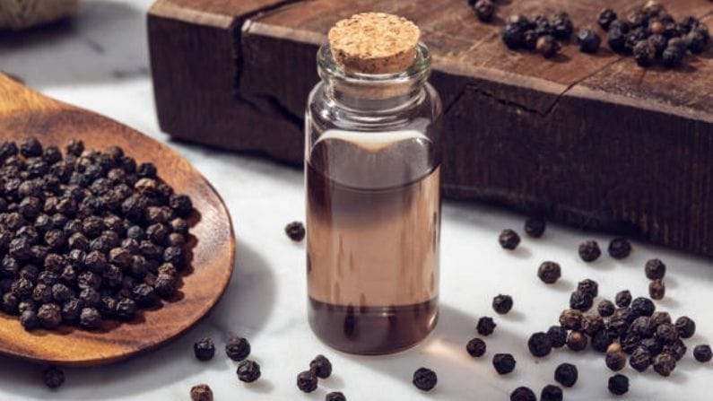 এই তেল অক্সিডেন্ট দ্বারা সৃষ্ট ক্ষতি থেকে শরীরকে রক্ষা করে এবং ইতিমধ্যেই হওয়া ক্ষতিগুলি মেরামত করতে সহায়তা করে। এর কারণে শরীর থেকে টক্সিন বের হয়ে যায়, যা ত্বকের ছিদ্র পরিষ্কার করতে সাহায্য করে এবং শরীরকে জীবাণুমুক্ত করে।