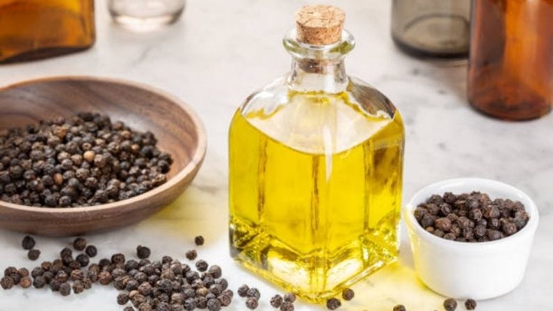 এটি আপনার পাকস্থলী এবং হজমের জন্য ভাল কারণ এটি পেটে হাইড্রোক্লোরিক অ্যাসিড নিঃসরণকে উন্নত করে। খাবারের হজমশক্তির উন্নতি ঘটিয়ে এটি ডায়রিয়া এবং কোষ্ঠকাঠিন্যকে প্রতিরোধ করে। গোলমরিচের তেল গোলমরিচের একটি স্বাস্থ্যকর বিকল্প এবং এটি সকলেই খেতে পারেন।