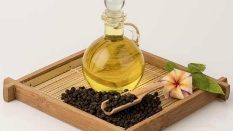 মানসিক স্বাস্থ্যের ওপরও ইতিবাচক প্রভাব ফেলে গোলমরিচের তেল। এর সুগন্ধ স্নায়ুকে শান্ত করে এবং আপনার পেশীগুলিকে শিথিল করে। এটি আপনার আবেগের ভারসাম্যকে পুনরুদ্ধার করে এবং আপনার মেজাজে একটি ইতিবাচক পরিবর্তন আনে।