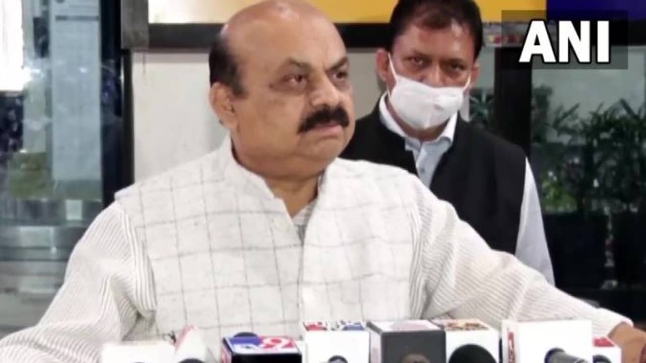 Karnataka CM : কোনও ভুল করেননি, লালকেল্লায় গেরুয়া পতাকা ওড়ানো নিয়ে মন্তব্য করা বিজেপি মন্ত্রীর ঢাল খোদ মুখ্যমন্ত্রী বোম্মাই