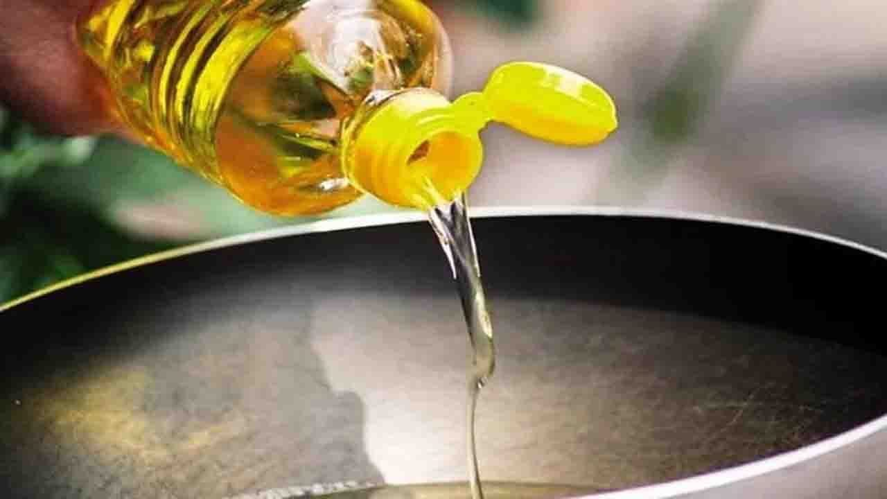 Edible Oil: অপরিশোধিত তেলের অন্তঃশুল্ক কমে হল ৫.৫ শতাংশ, দাম নিয়ন্ত্রণে সিদ্ধান্ত