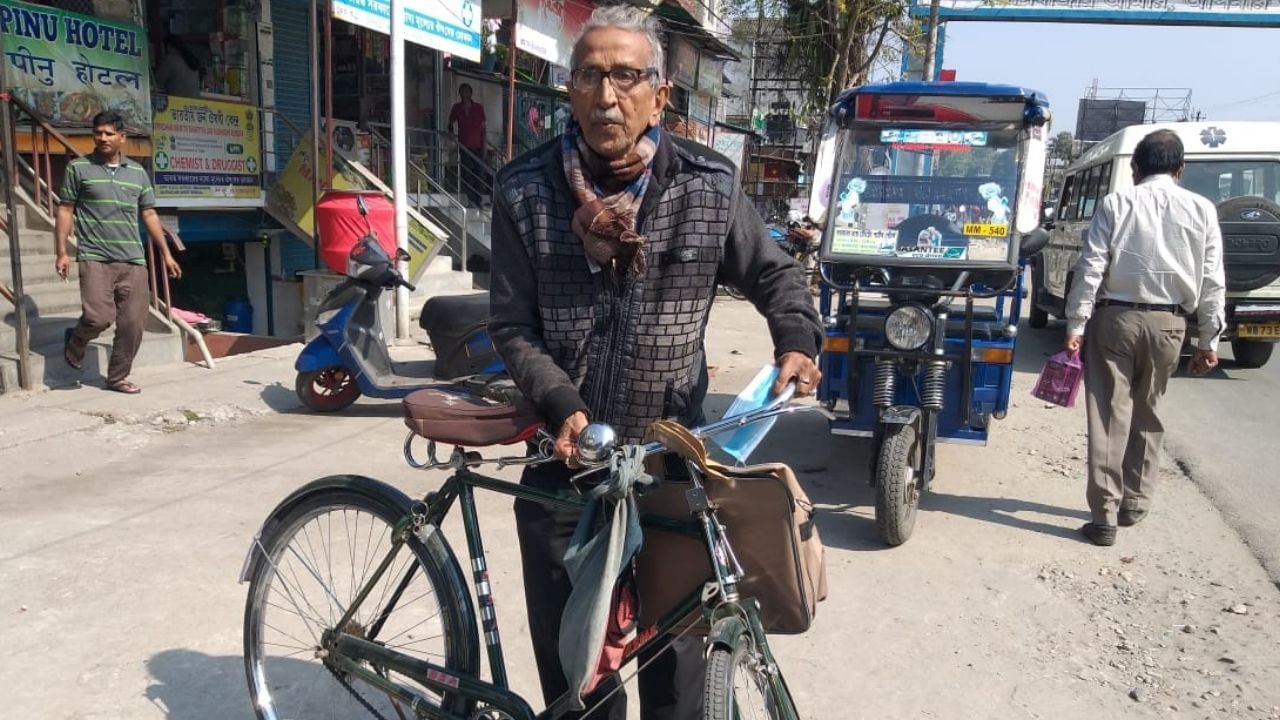 Left Front Candidate: বয়স 'নো ফ্যাক্টর', সাইকেল চালিয়েই ভোট প্রচারে বছর অশতিপর এই বাম প্রার্থী!