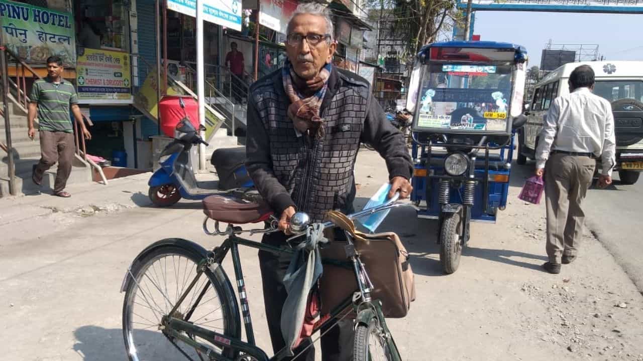 Left Front Candidate: বয়স 'নো ফ্যাক্টর', সাইকেল চালিয়েই ভোট প্রচারে বছর অশতিপর এই বাম প্রার্থী! Left Front Candidate: বয়স 'নো ফ্যাক্টর', সাইকেল চালিয়েই ভোট প্রচারে বছর অশতিপর এই বাম প্রার্থী!