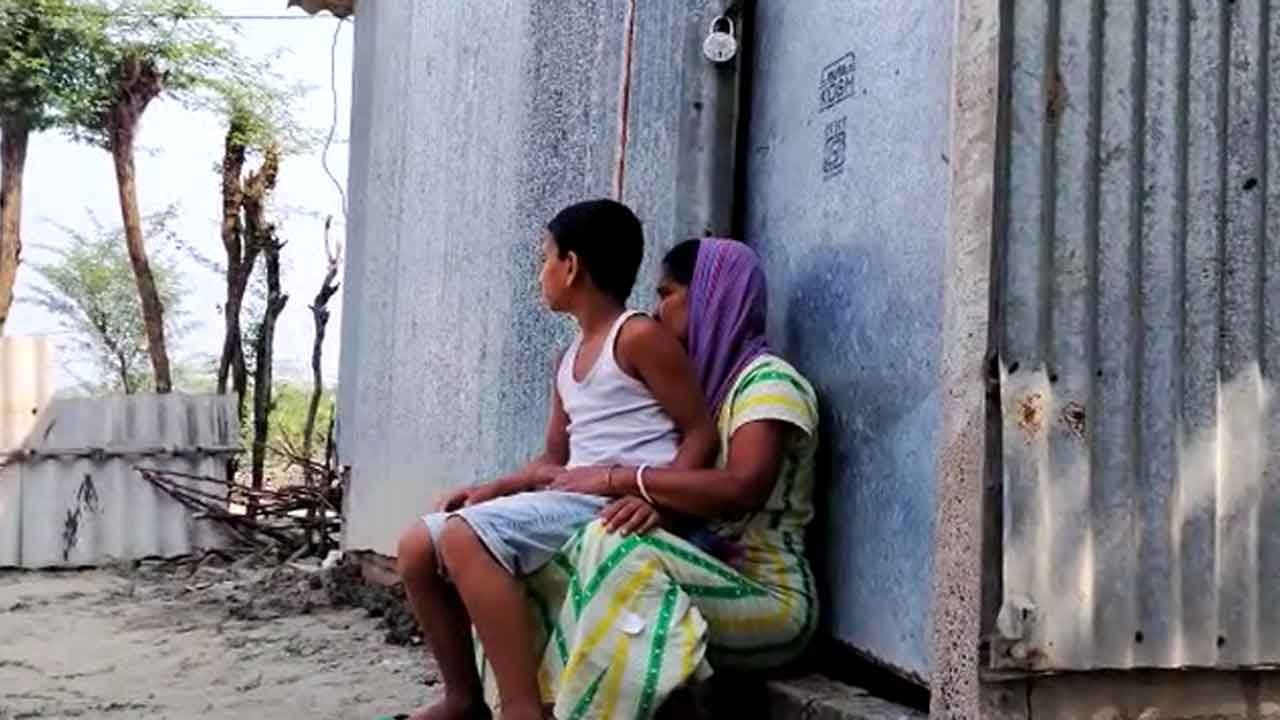 Canning Crime: ১২ বছর বাবাকে ছেড়েছিল মা, ১০ বছর ধরে কাকুর সঙ্গে ঘনিষ্ঠতা! দিদিমার ঘরেই মায়ের চরম পরিণতি দেখল ছেলে Canning Crime: ১২ বছর বাবাকে ছেড়েছিল মা, ১০ বছর ধরে কাকুর সঙ্গে ঘনিষ্ঠতা! দিদিমার ঘরেই মায়ের চরম পরিণতি দেখল ছেলে