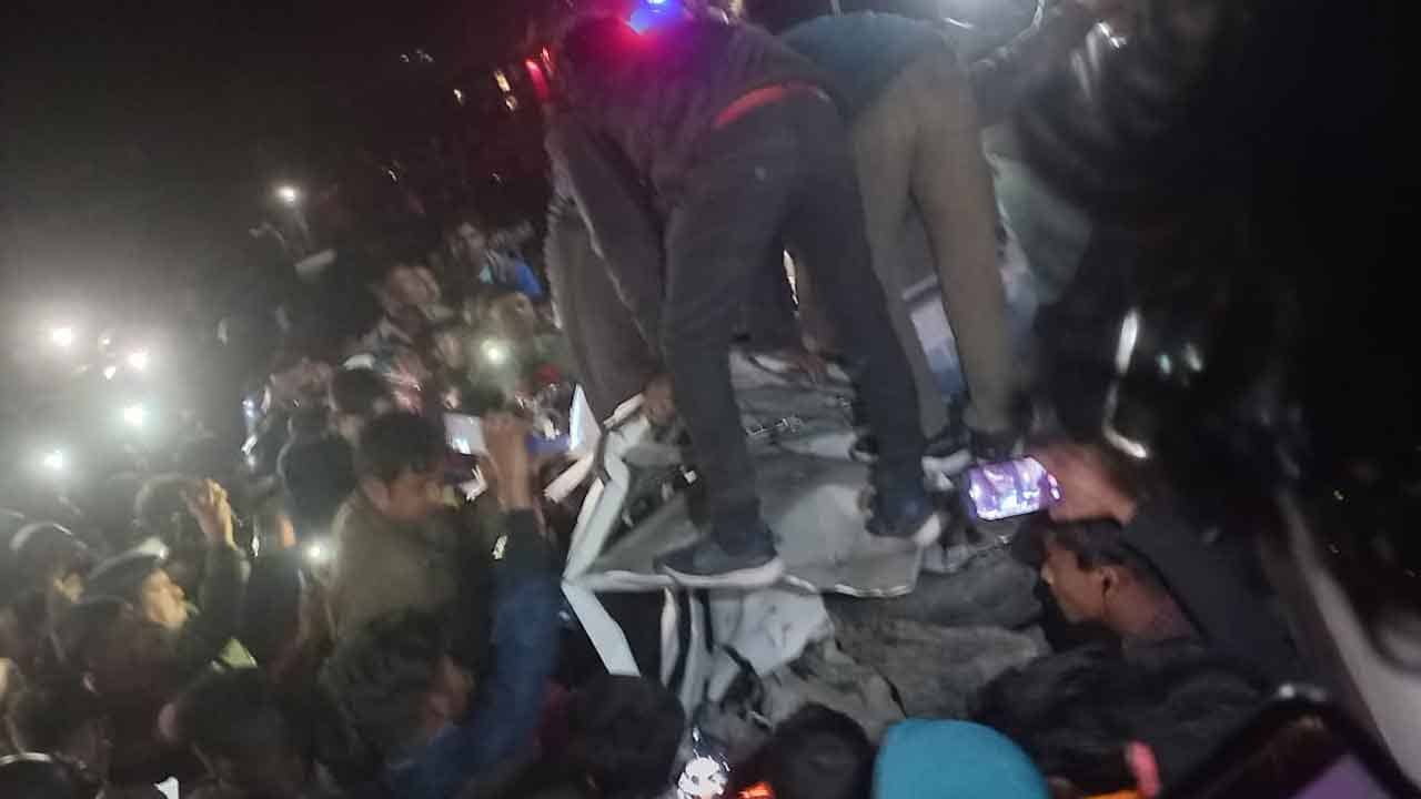 Assam Train Accident: চার চাকা গাড়িটা আটকে রয়েছে ট্রেনের নীচে, শরীরগুলো দলা পাকিয়ে গিয়েছে! রক্তে ভাসছে লেভেল ক্রসিং