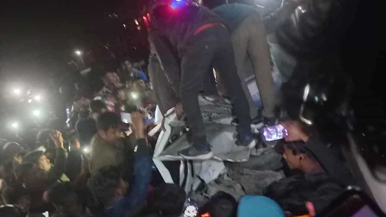 Assam Train Accident: চার চাকা গাড়িটা আটকে রয়েছে ট্রেনের নীচে, শরীরগুলো দলা পাকিয়ে গিয়েছে! রক্তে ভাসছে লেভেল ক্রসিং Assam Train Accident: চার চাকা গাড়িটা আটকে রয়েছে ট্রেনের নীচে, শরীরগুলো দলা পাকিয়ে গিয়েছে! রক্তে ভাসছে লেভেল ক্রসিং