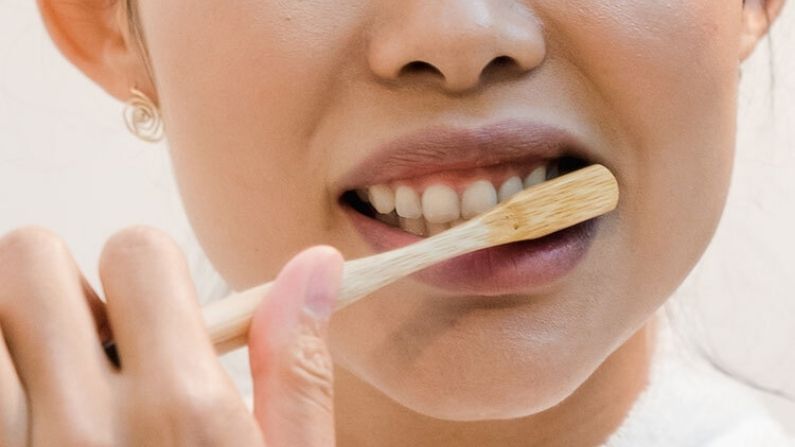 পান পাতায় সামান্য সরিষার তেল ভাল করে মেখে নিন। এবার প্রদীপের আলোয় পানটাকে সেকে নিন। এই পান ভাল করে দাঁতে ঘষুন।