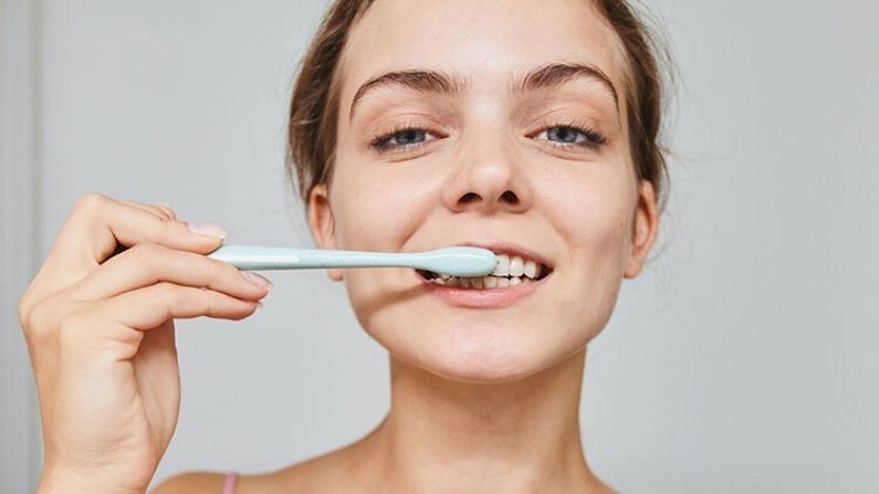 এছাড়া কমলালেবুর খোসা নিন। ভাল করে দাঁতে ঘষুন। পরে ব্রাশ করে নিন। চারকোল দিয়ে দাঁত ঘষুন।