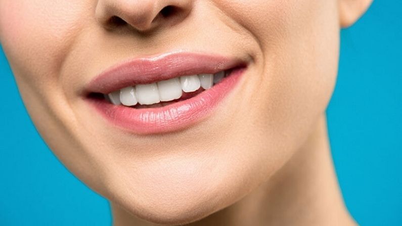 ২ চা চামচ অ্যাপল সিডার ভিনিগার নিন তাতে টুথপেস্ট মিশিয়ে ব্রাশ করুন। অ্যাপল সিডার ভিনিগার ও জল মিশিয়ে কুলকুচি করুন।